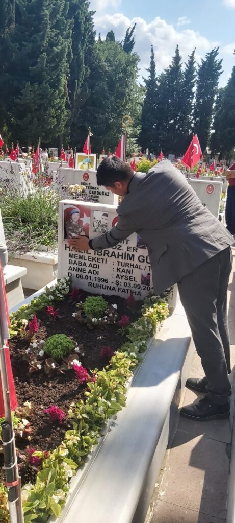 EDİRNEKAPI ŞEHİTLİĞİ’NE BAYRAM ZİYARETİ