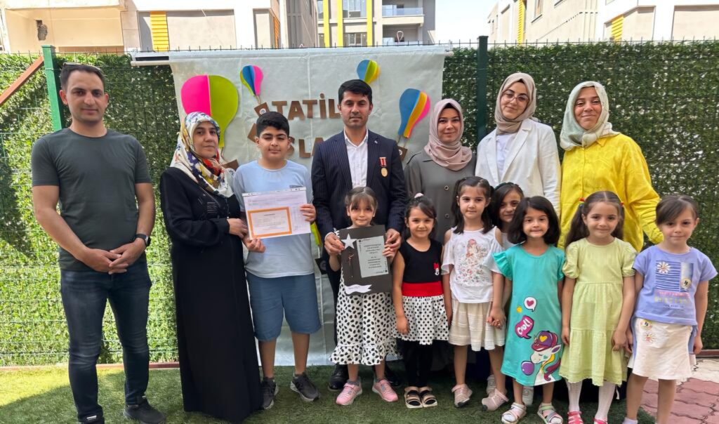 ŞEHİT ÇOCUKLARINI KARNE GÜNÜNDE YALNIZ BIRAKMADIK