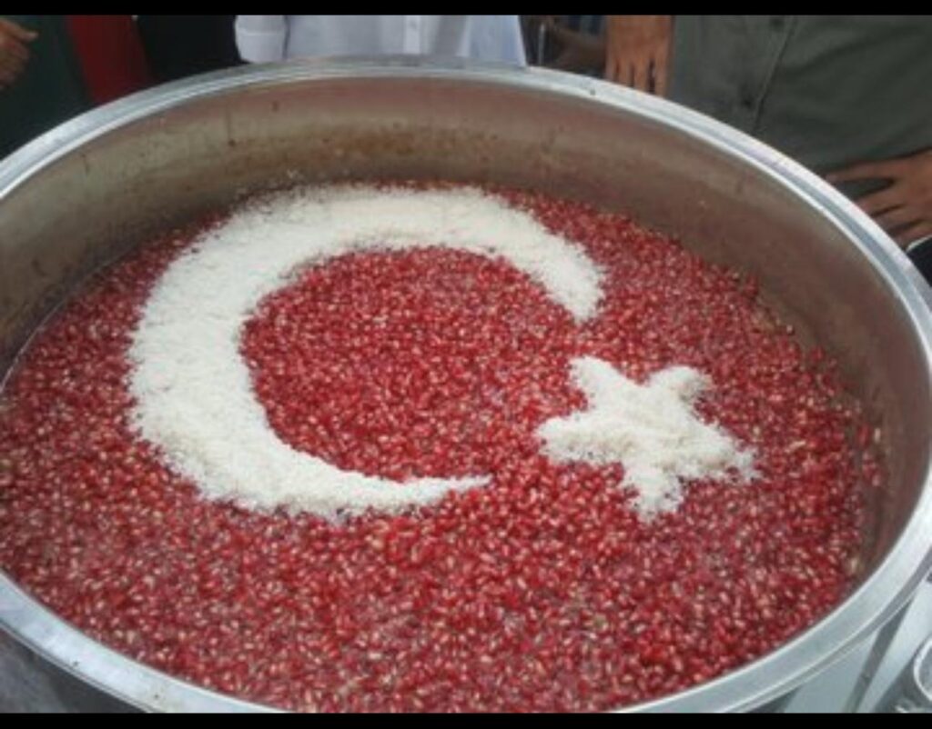 Aşure Dağıtımı
