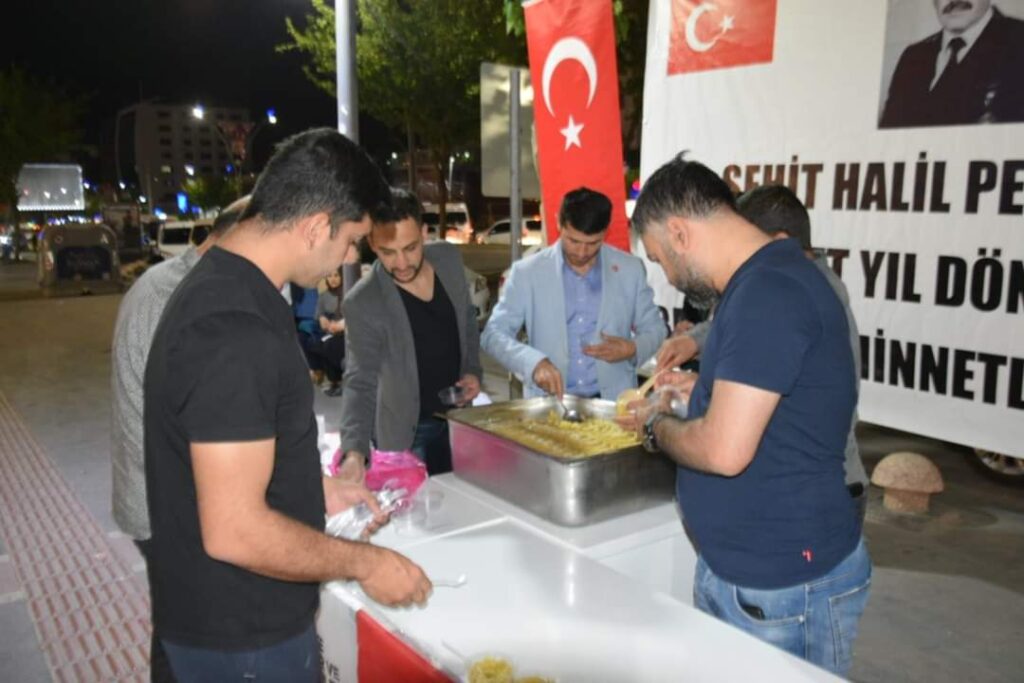 Şehit Halil PEKACAR’ın şehadet yıl dönümü nedeniyle helva dağıttık.