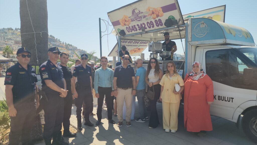 Kuşadası’nda lokma dağıtımı